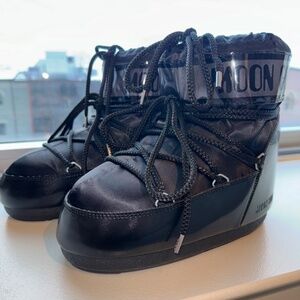 NWOT MOON BOOT Icon Low Glance Black Ankle Boots